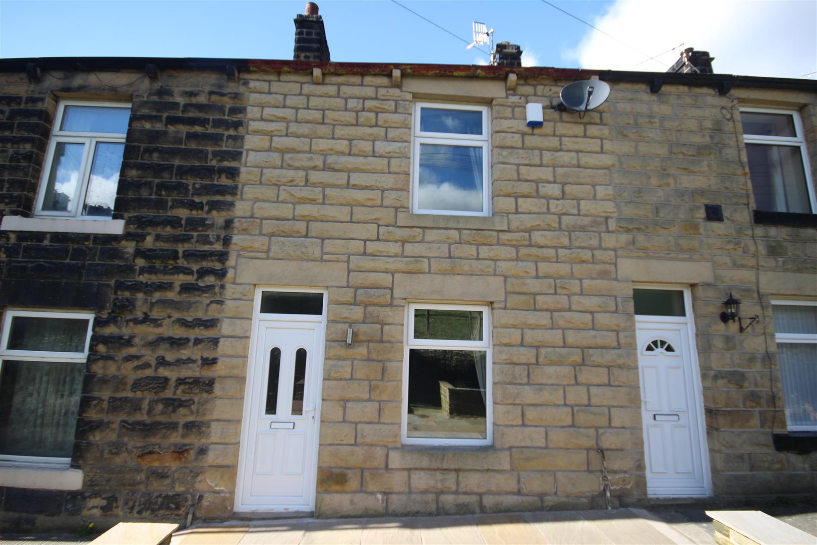 3 bedroom mid terrace house To Let in Winewall - Main Image